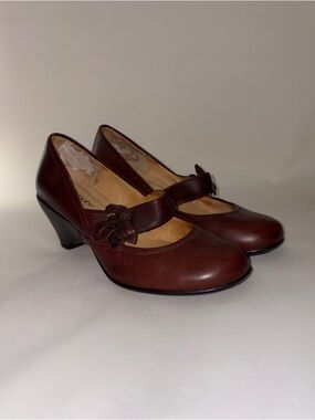 Softspots Brown Leather Mary Jane Heels with Flower Accent Size 8